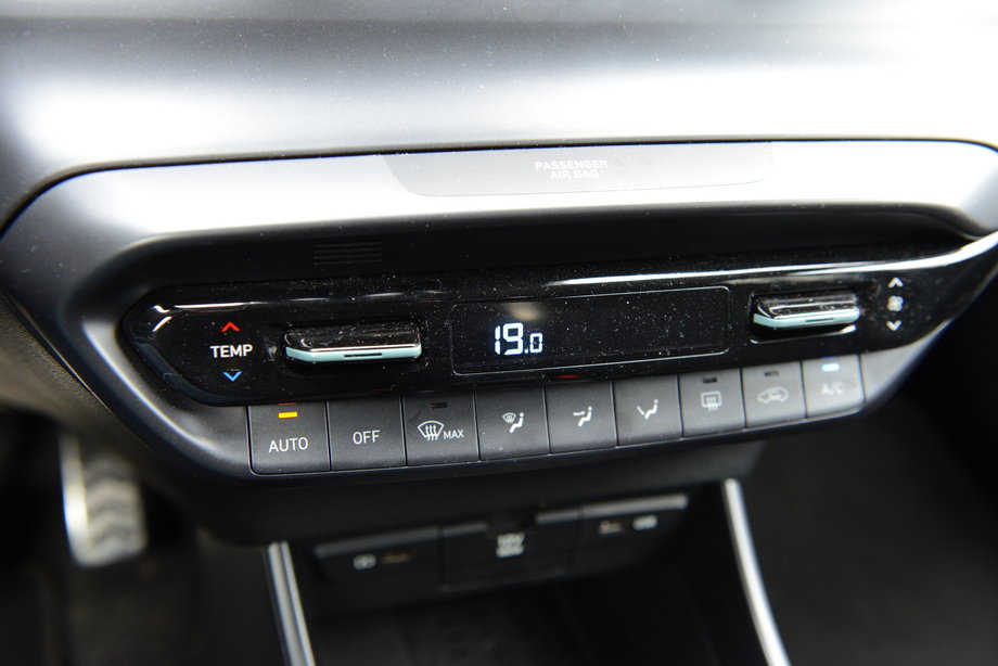 Hyundai Bayon ma wprawdzie całkiem dobry system multimedialny, ale np. klimatyzacją sterujemy za pomocą zwykłych przycisków. To wygodniejsze niż buszowanie po menu.