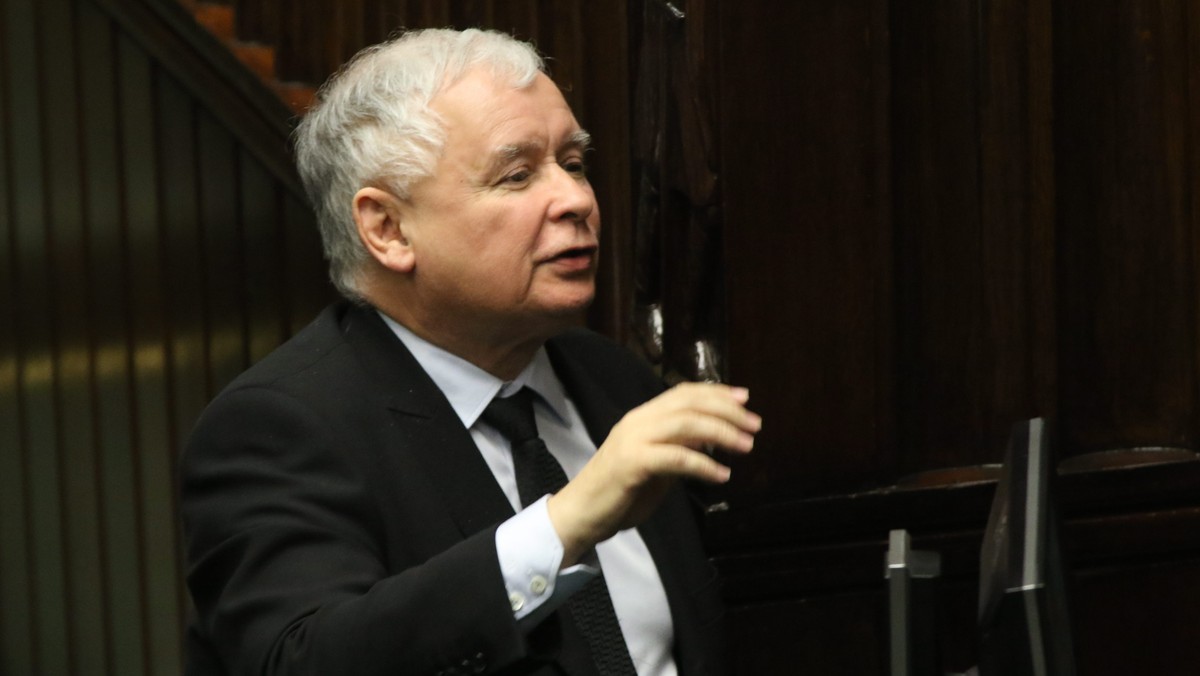 Prezes PiS Jarosław Kaczyński wystąpi na uczelni o. Tadeusza Rydzyka z wykładem pt. "Manipulacje w tzw. wojnie polsko-polskiej". Wprowadzenie do sympozjum ma wygłosić dyrektor Radia Maryja. Wedle publikacji "Faktu" przy okazji obchodów 24. rocznicy powstania rozgłośni doszło do kłótni między prezesem PiS a zakonnikiem. Jarosław Kaczyński potwierdził jednak swoje uczestnictwo w konferencji.