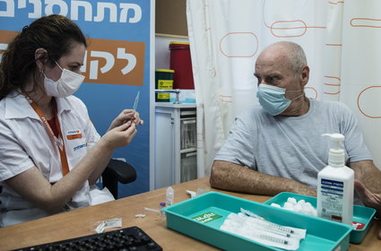 Izrael przygotowuje się do podania czwartej dawki szczepionki przeciw COVID-19