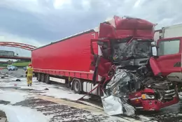 Autostrada A1 zablokowana. Ciężarówki zmiażdżyły auto osobowe