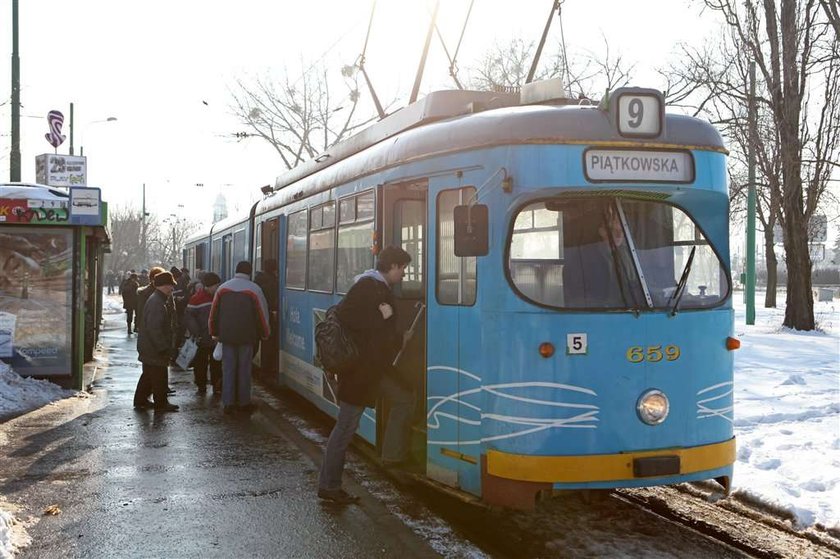 Tramwaje czekają na pętli