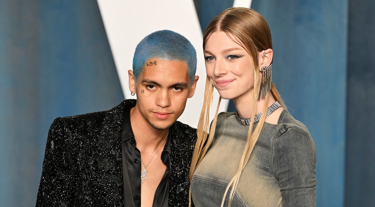 Dominic Fike és Hunter Schafer a márciusi Vanity Fair vörösszőnyegen - itt még csak sejteni lehetett, hogy párkapcsolatban vannak