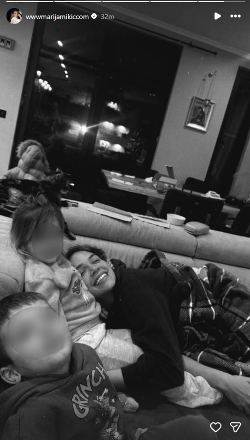 Marija Mikić sa ćerkom i sinom