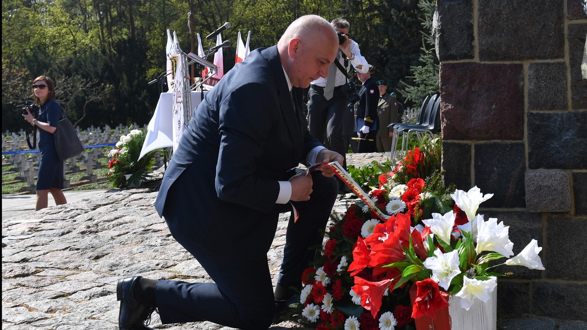 Będąc tutaj, pokazujemy, że pamiętamy o prawdziwych polskich bohaterach - powiedział szef MSWiA Joachim Brudziński w Starych Łysogórkach podczas obchodów 73. rocznicy forsowania Odry przez 1. Armię Wojska Polskiego.