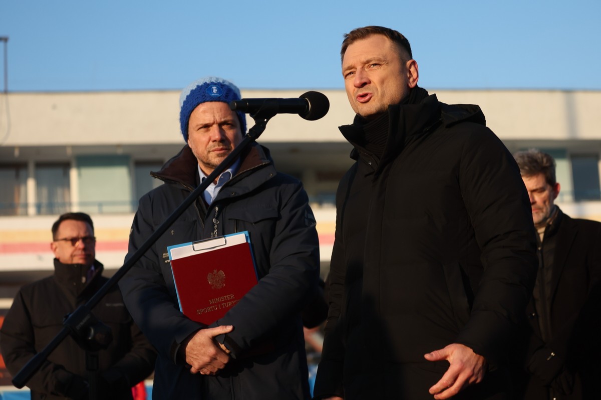 Prezydent Warszawy Rafał Trzaskowski (L) i minister sportu i turystyki Sławomir Nitras (P) podczas konferencji prasowej, 10 bm. Spotkanie dotyczyło umowy na modernizację toru łyżwiarskiego w Ośrodku Stegny