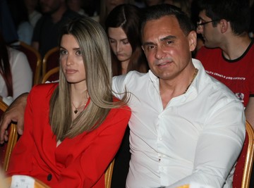 SENZACIJA U ARENI: Dragan Stanković PRVI PUT U JAVNOSTI SA ATRAKTIVNOM PLAVUŠOM u CRVENOM - Niko ne može da skine pogled s njih! (FOTO)
