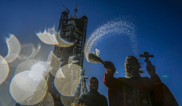 Pravoslavni sveštenik na lansirnom mestu u Bajkonuru, Kazahstan, blagosilja letelicu Sojuz uoči misije na ISS 19. aprila 2017.