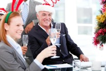 Czy za udział w firmowej Wigilii pracownik musi zapłacić podatek? Ta sprawa nadal budzi wątpliwości, choć od dawna już nie powinna