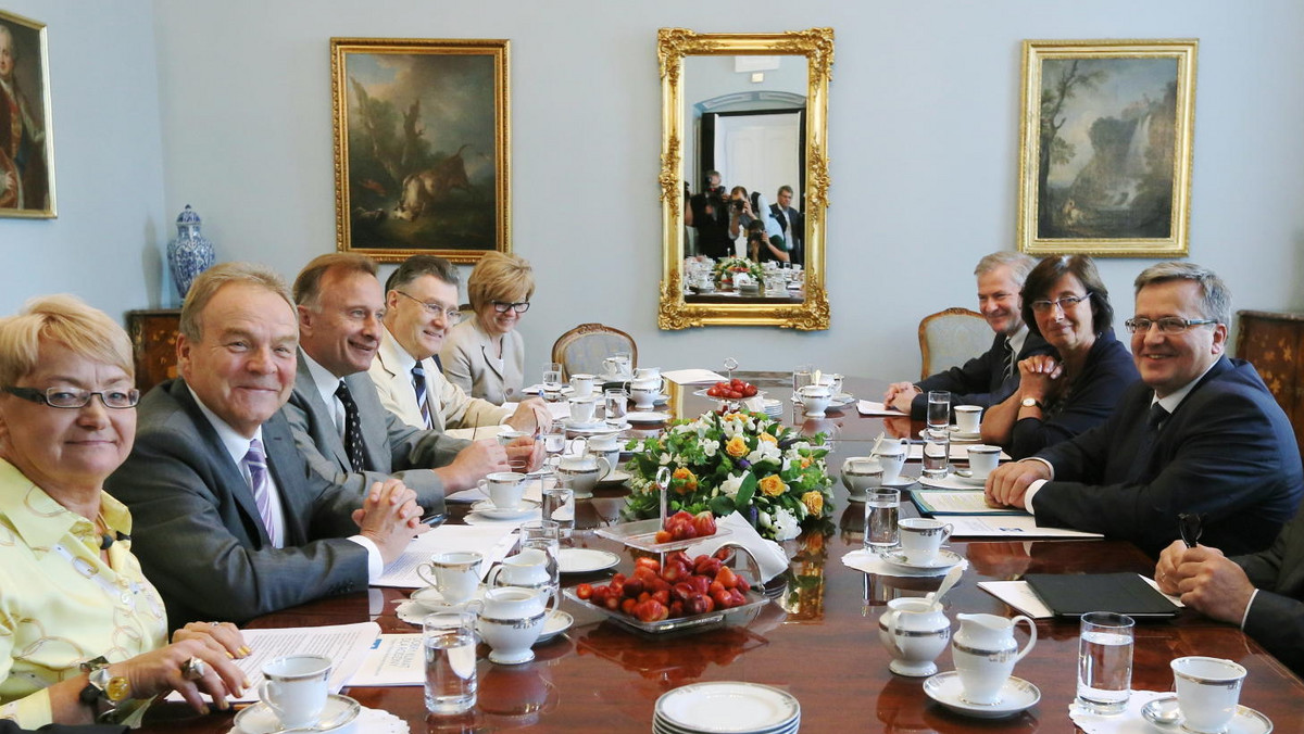 Pracownicy powinni móc łączyć obowiązki zawodowe z obowiązkami rodzinnymi w ramach możliwości, jakie daje elastyczny czas pracy - powiedział prezydent Bronisław Komorowski po poniedziałkowym spotkaniu z pracodawcami.