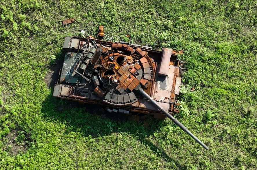 Zniszczony rosyjski czołg T-80BWM.