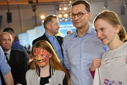 Premier Mateusz Morawiecki na pikniku rodzinnym w Puławach, chwalił program 500+