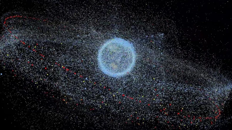 Wizualizacja rozmieszczenia kosmicznych śmieci wokół Ziemi. Na czerwono zaznaczone są satelity geostacjonarne