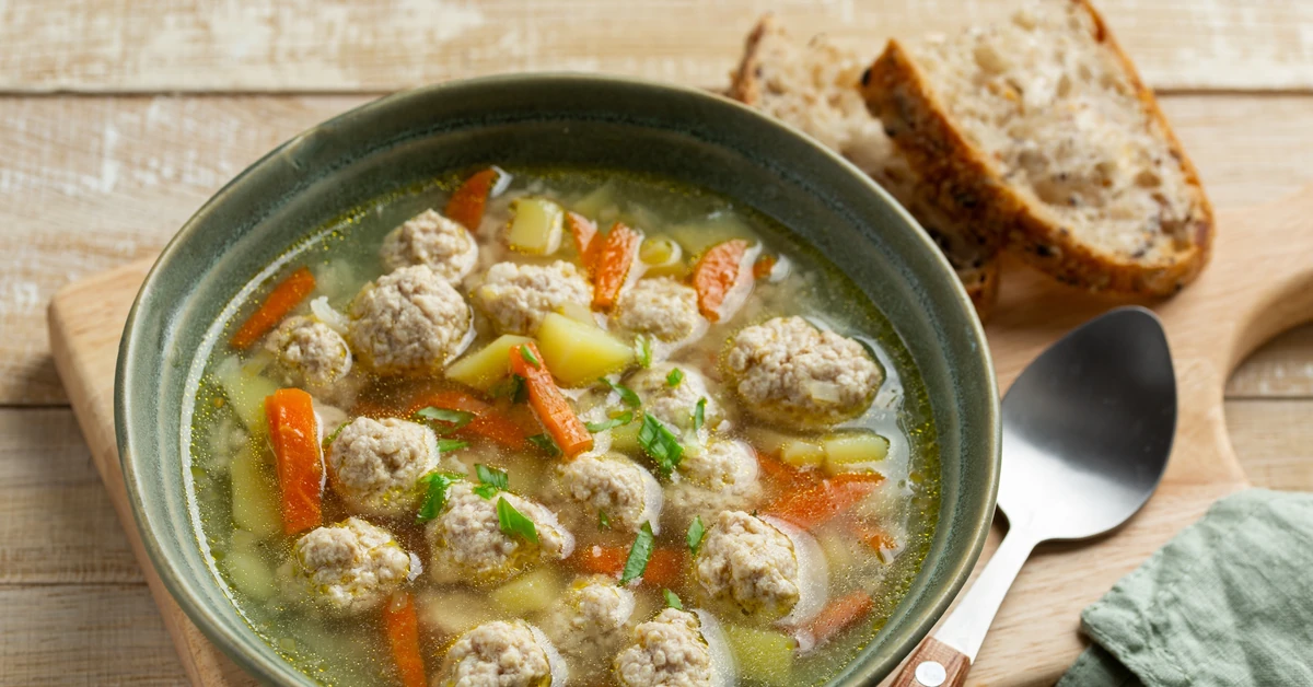 Pyszny obiad na niedzielę. Podajemy przepis, Ty gotujesz. Zachwycająca zupa klopsikowa