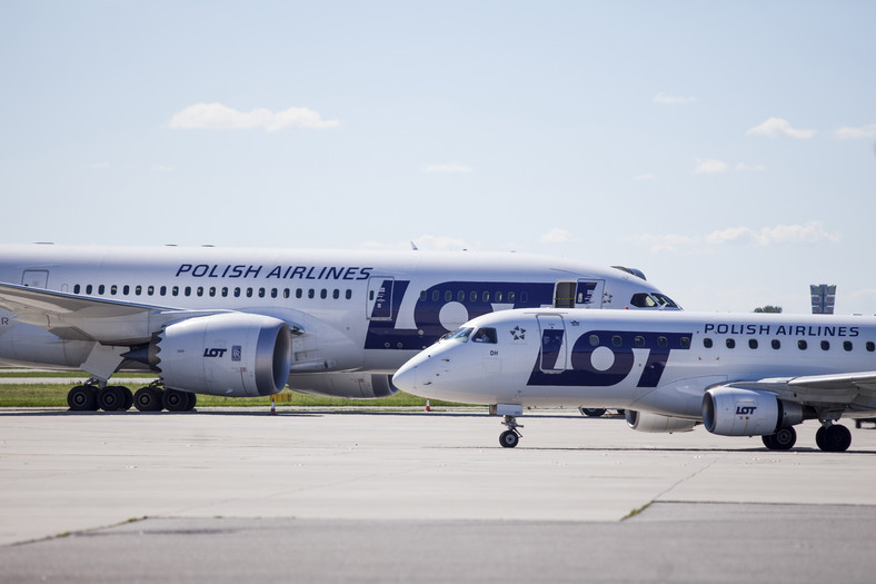 Samoloty należące do PLL LOT na warszawskim lotnisku Okęcie. 12.06.2013