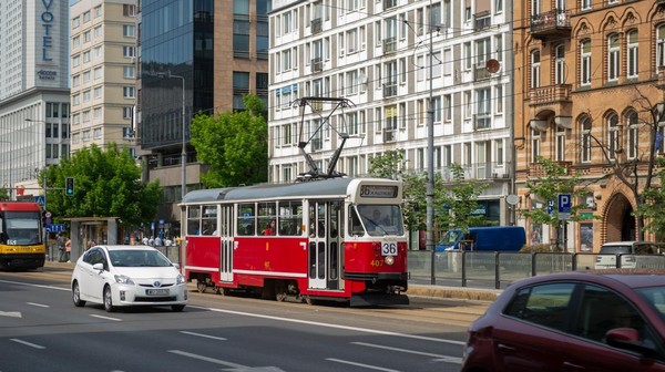 Na tory wyjechała już weekendowa linia tramwajowa T. Zabytkowe tramwaje kursują z Pragi-Północ na Ochotę.