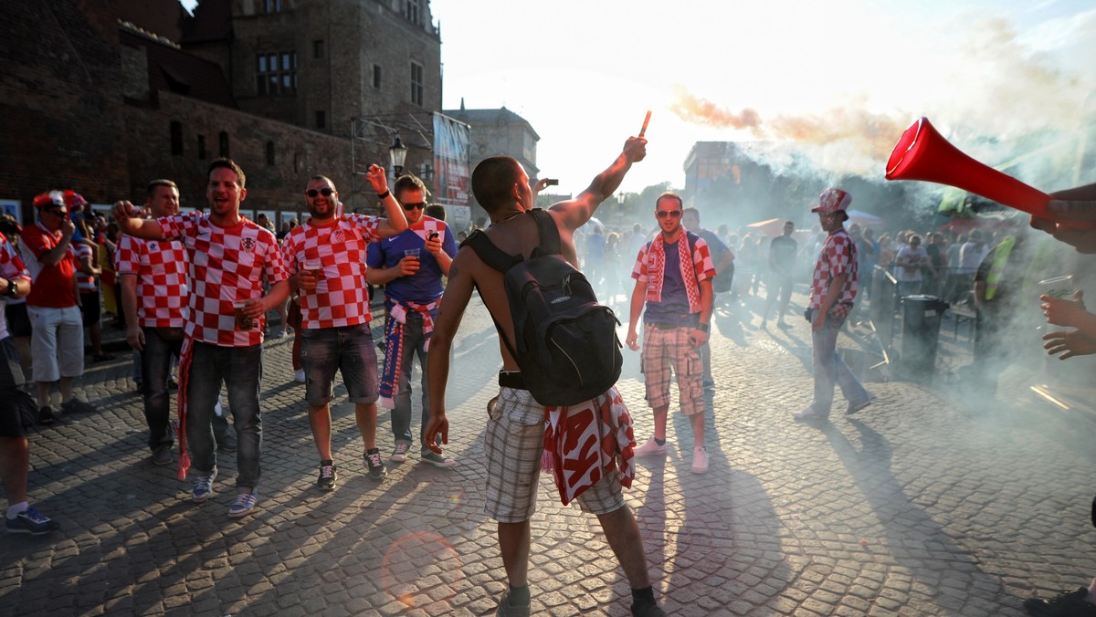 W związku z incydentami, do których doszło do tej pory podczas Euro, zatrzymano ponad 500 osób, a mecze fazy grupowej oglądało na stadionach oraz w Strefach Kibica ok. 2,5 mln kibiców - poinformowano podczas wtorkowej konferencji w Krajowym Centrum Medialnym. Podczas pierwszych 10 dni mistrzostw Europy w piłce nożnej policja zatrzymała w związku z incydentami 153 cudzoziemców. Z danych MSW wynika, że najwięcej wśród nich było Rosjan - 92 i Chorwatów - 16.