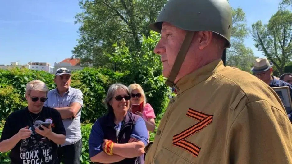 U šetnji Besmrtnog puka, u Beogradu 2022. pojedini učesnici nosili su slovo Z, simbol ruske invazije na Ukrajinu | Foto: BBC