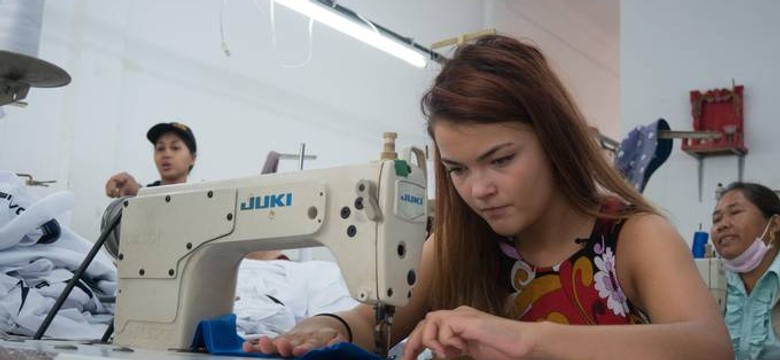 Modowi blogrzy wysłani do pracy w fabryce ubrań w Kambodży. Wstrząsające reality show