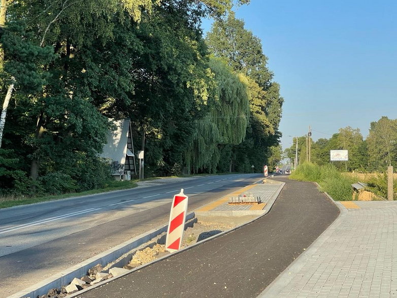 Budowa ścieżki rowerowej - końcowy odcinek Rudawki - granica z Miedźną - 05.08.2022 - autor: pless.pl