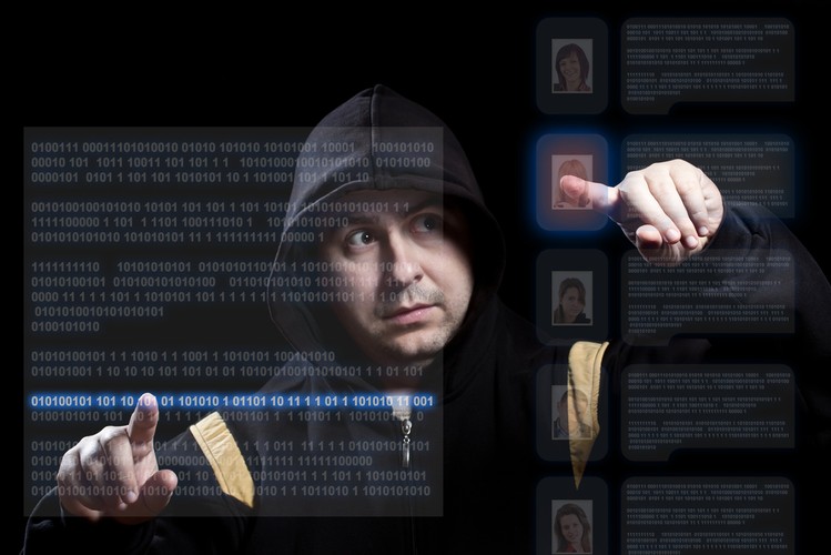 6. Cyberprzestępcy skupiają się coraz bardziej na mobilnych systemach płatności, lecz główny rdzeń ich działań stanowi płatności tradycyjne</strong><br /><br />

W 2014 roku dużo uwagi poświęcano rozwojowi płatności mobilnych, miało to również związek z uruchomioną przez firmę Apple usługą Apple Pay. Cyberprzestępcy będą szukać luk w tych systemach, ale obecne projekty mają kilka pozytywnych cech bezpieczeństwa. Łatwiejszym celem dla oszustów są tradycyjne karty debetowe i kredytowe, dlatego przez dłuższy czas będą skupiać się na tym rozwiązaniu.<br /><br />