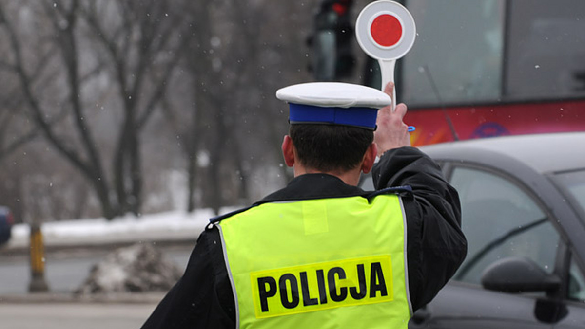 Jutro w Kielcach rozpocznie się akcja policji pod nazwą "Migacz". Funkcjonariusze będą uważnie sprawdzać, czy kierowcy sygnalizują zmianę pasa lub kierunku jazdy, manewr wyprzedzania czy omijania. To pierwsza taka akcja policji, ale nie ostatnia – zapowiada policja.