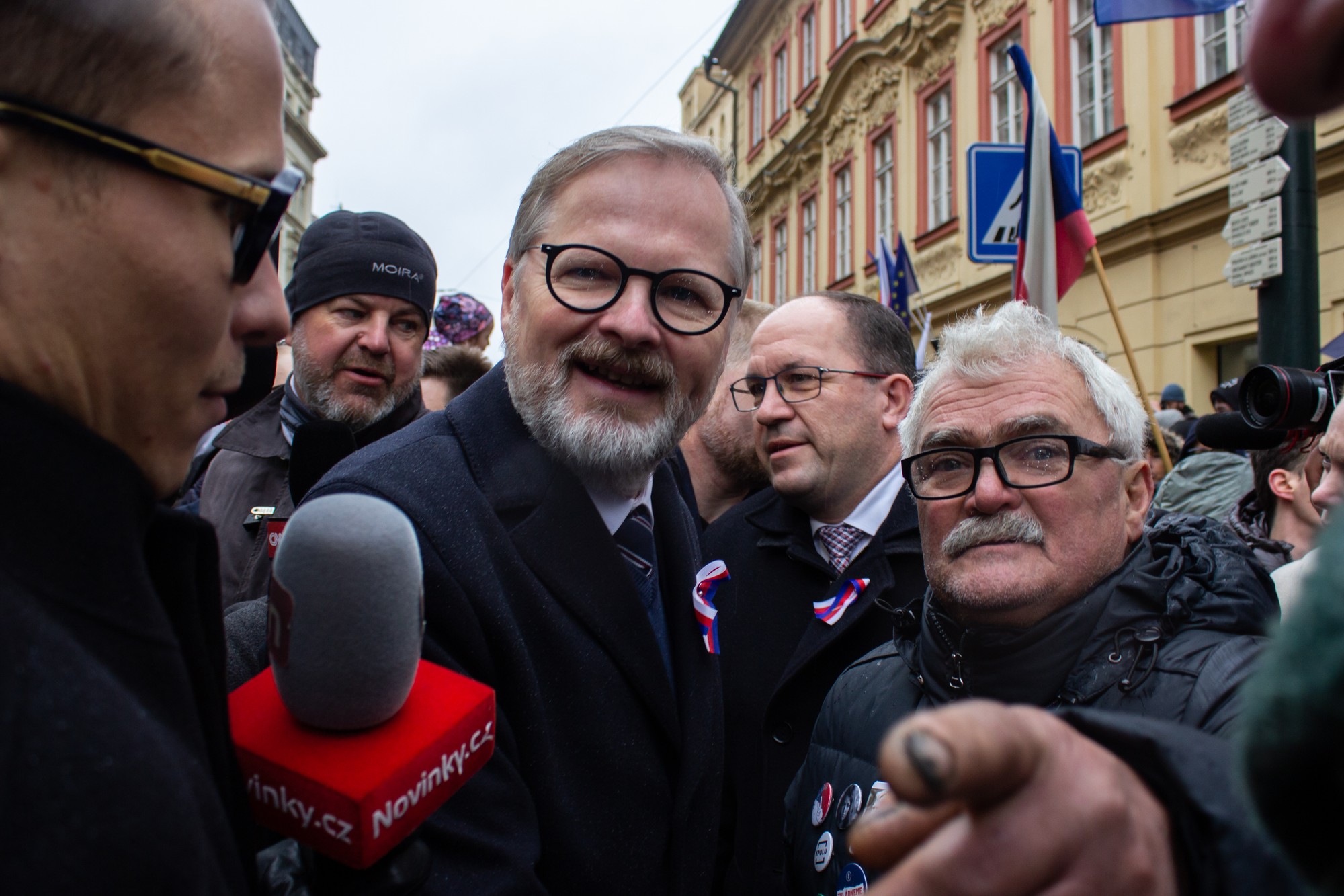 Petr Fiala sa stretol s priaznivcami na Národnej ulici (Národná třída) v Prahe, kam prišiel k Pamätníku Nežnej revolúcie zapáliť sviečku.