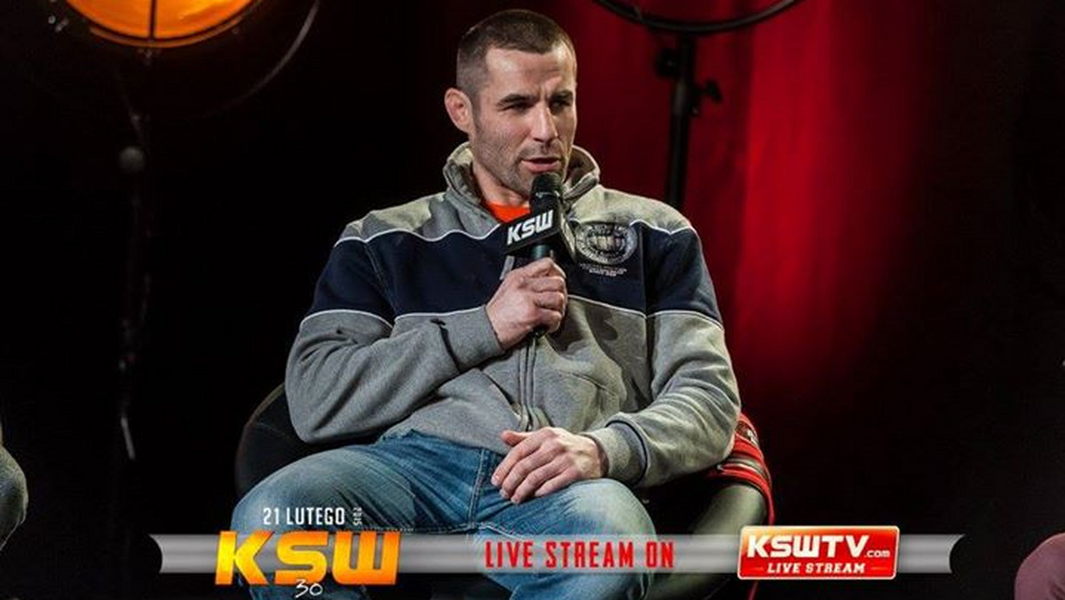 Walka Tomasz Drwala podczas gali KSW to saga, która ciągnie się już od dłuższego czasu. Pierwszy Polak w UFC i legenda naszego MMA miał zmierzyć się z Mamedem Chalidowem podczas KSW 29 w Krakowie, ale ze startu wykluczyła go wtedy kontuzja. Teraz "Gorillę" czeka nowe wyzwanie, ponieważ Polak będzie główną gwiazdą kolejnej Konfrontacji Sztuk Walki, która odbędzie się 23 maja w Ergo Arenie. Drwal pojawił się w piątek w Poznaniu podczas ceremonii ważenia przed KSW 30 "Genesis", które rozpocznie się w sobotę i zabrał głos na temat swojego zbliżającego się pojedynku, a także wyczekiwanego starcia z Mamedem Chalidowem.