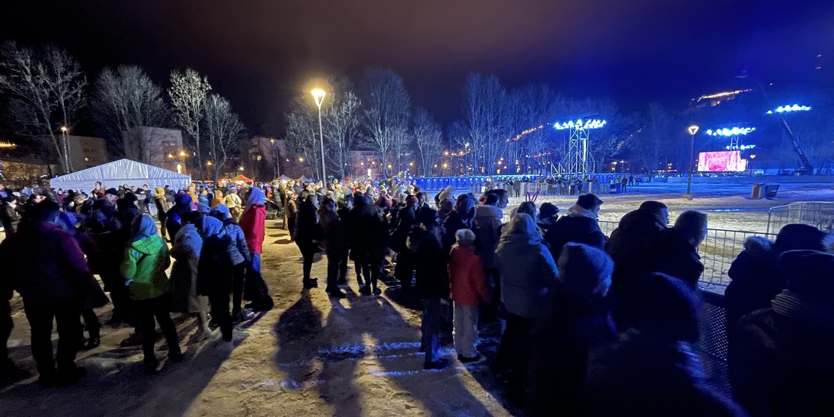 Uczestnicy imprezy sylwestrowej zamierzają się świetnie bawić. 