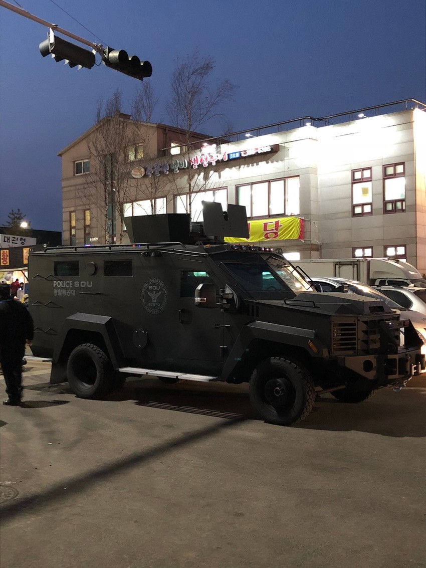 Jako obezbeđenje na ulicama Pjongčanga