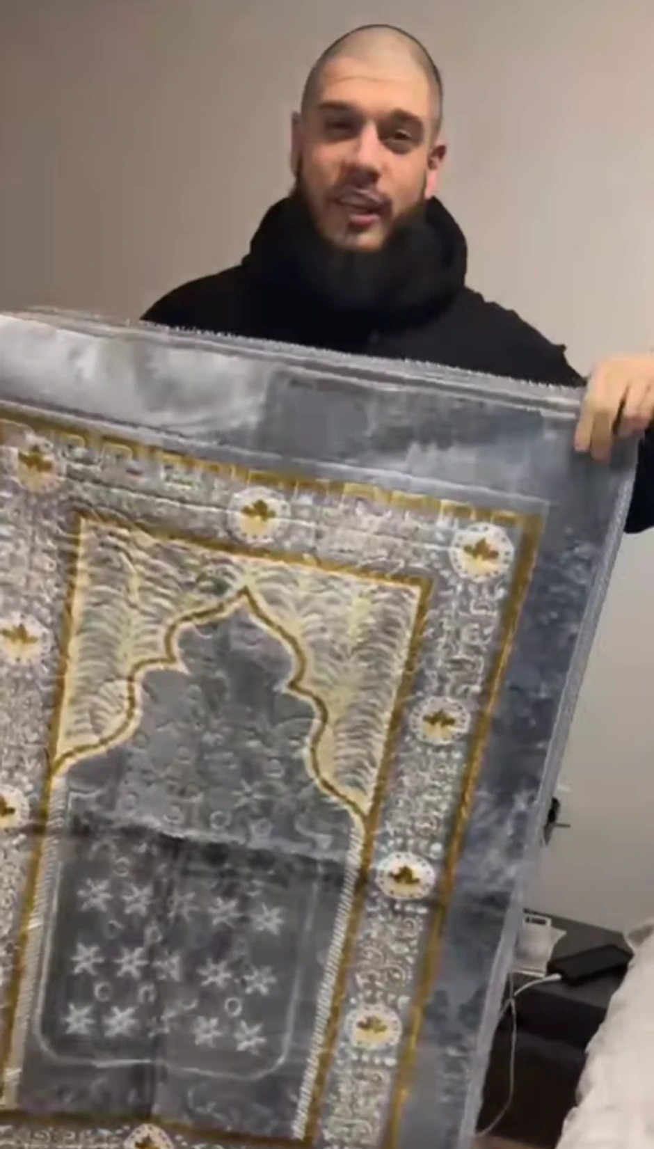 Dejan Dragojević dobio prostirku za klanjanje