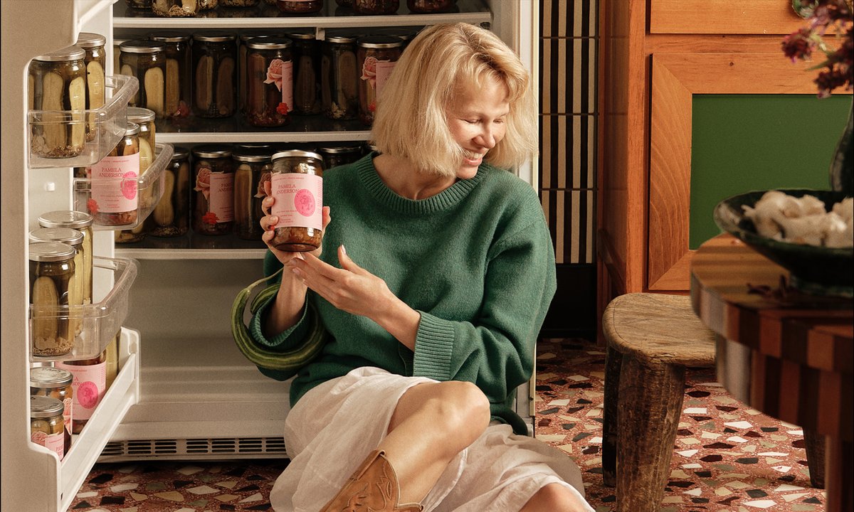 Pamela Anderson będzie sprzedawać pikle. Dochód trafi na szczytny cel