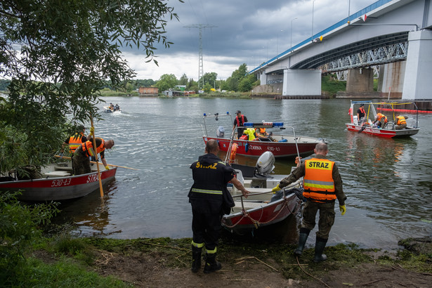 Strażacy pracują przy usuwaniu skutków katastrofy na Odrze. Zdjęcie archiwalne