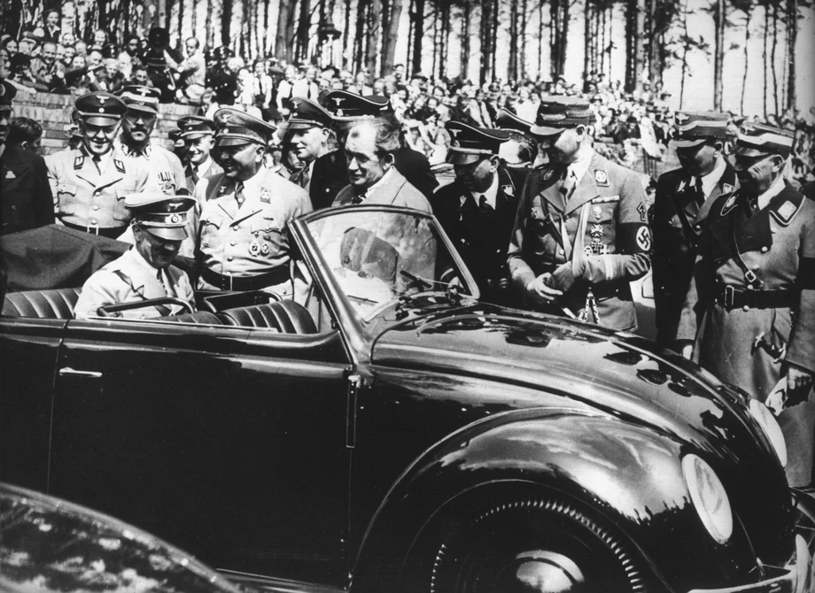 Lata 30. Adolf Hitler testuje prototyp „Garbusa” projektu Ferdinanda Porsche