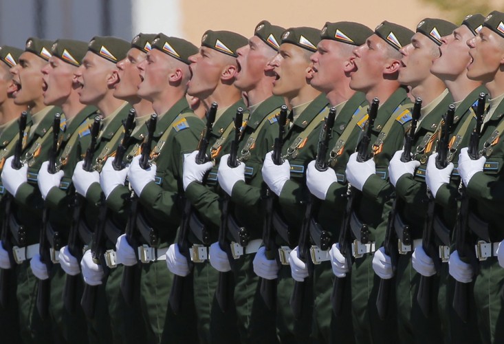 'Lekcje płynące z historii mówią o tym, że pokój na planecie nie umacnia się sam, że trzeba być czujnym, że niedopuszczalne są podwójne standardy, krótkowzroczne pobłażanie tym, którzy noszą się z nowymi zbrodniczymi zamiarami' - powiedział Putin.
<br><br>
Z Moskwy Anna Wróbel (PAP)
<br>
awl/ ksaj/ ap/