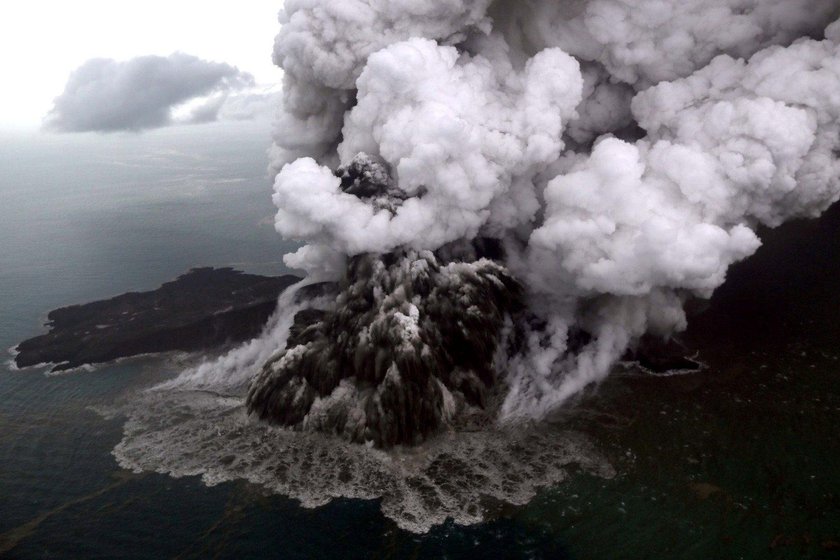 Indonezji grożą kolejne tsunami? Rośnie liczba ofiar