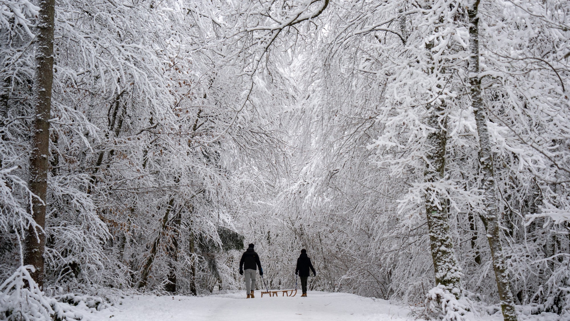 Na Slovensku stále platia výstrahy (ilustračné foto).