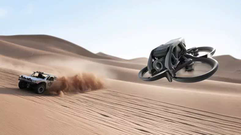 Śledzenie samochodu z pełną prędkością na pustyni: To działa tylko w przypadku drona FPV