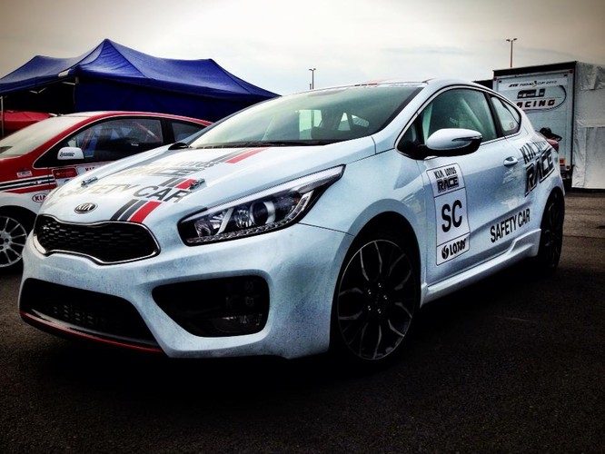 Samochód bezpieczeństwa Kia Lotos Race