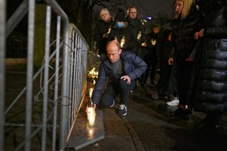 Politycy KO zapalili znicze przed Trybunałem Konstytucyjnym