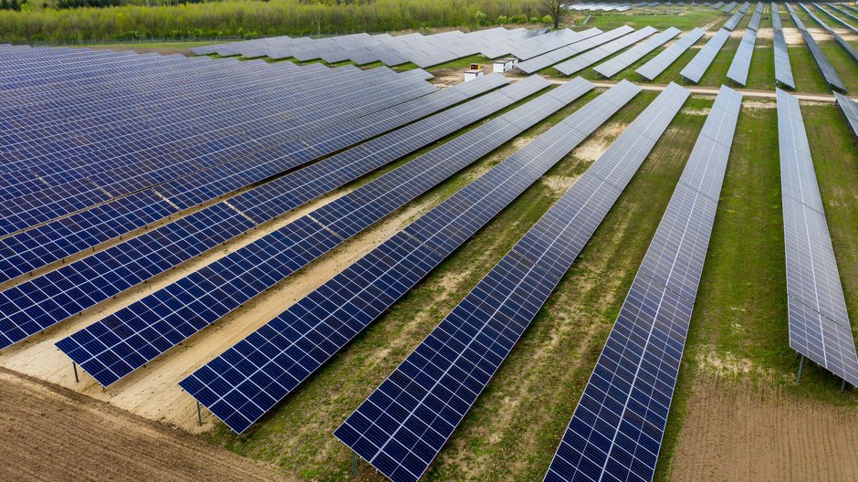 Farma fotowoltaiczna w Wielbarku, złożona ze 150 tys. paneli, o łącznej mocy 62 megawatów, należąca do PKN Orlen.