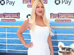 Ani krztyny naturalności. Coraz bardziej "zrobiona" 45-letnia Tori Spelling. FOTO