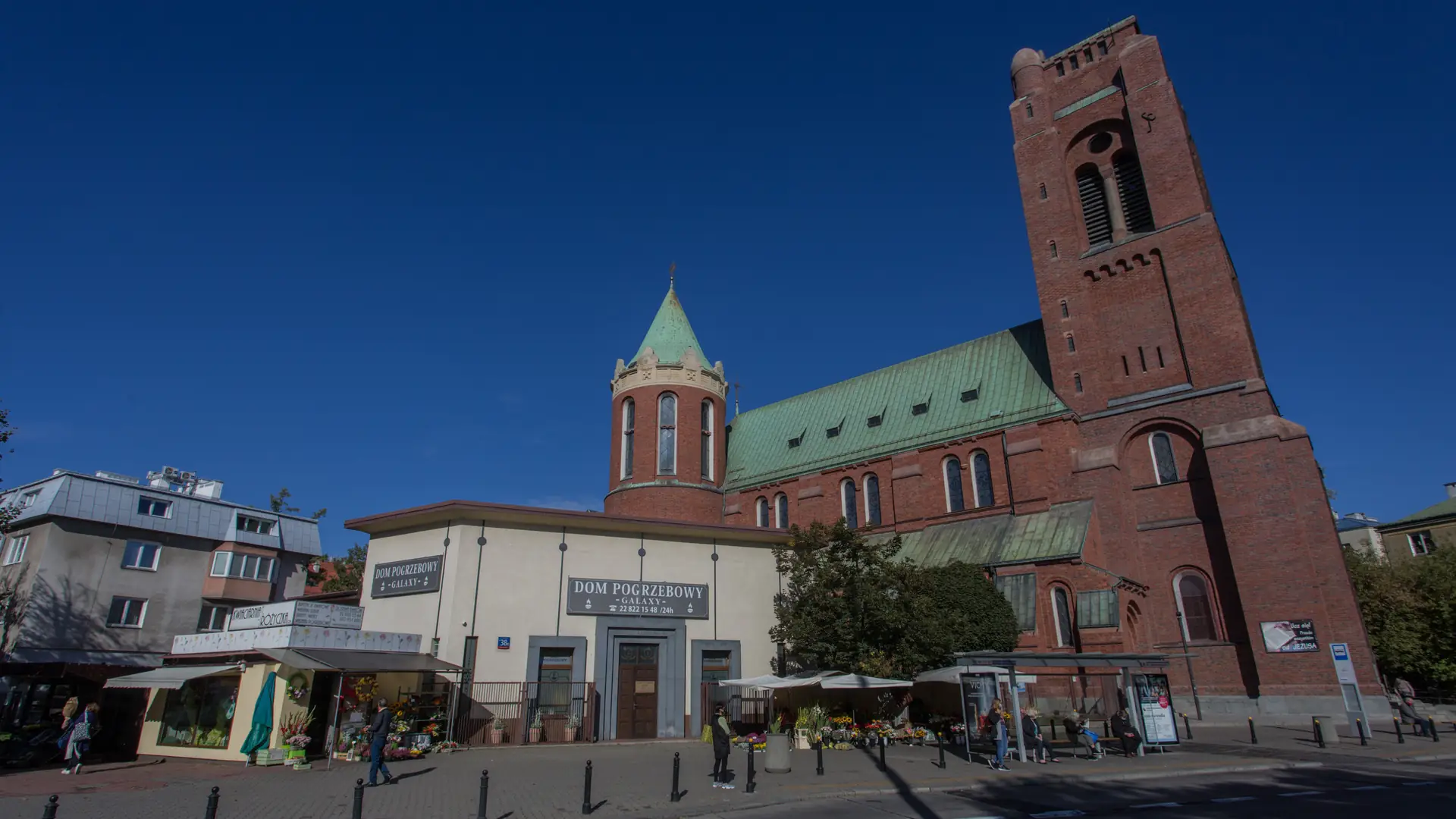 Brzydki dom pogrzebowy nie zostanie zburzony. "Wstawił się za nim kardynał Nycz"