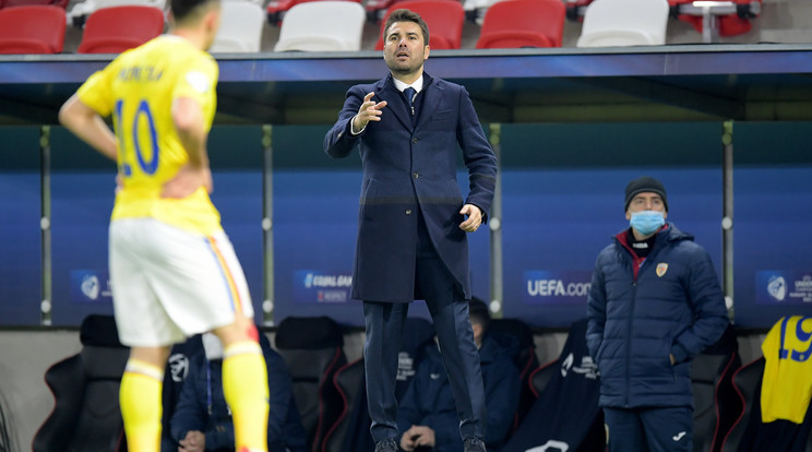 Adrian Mutu a román U21-es válogatott kispadján / Fotó: Getty Images