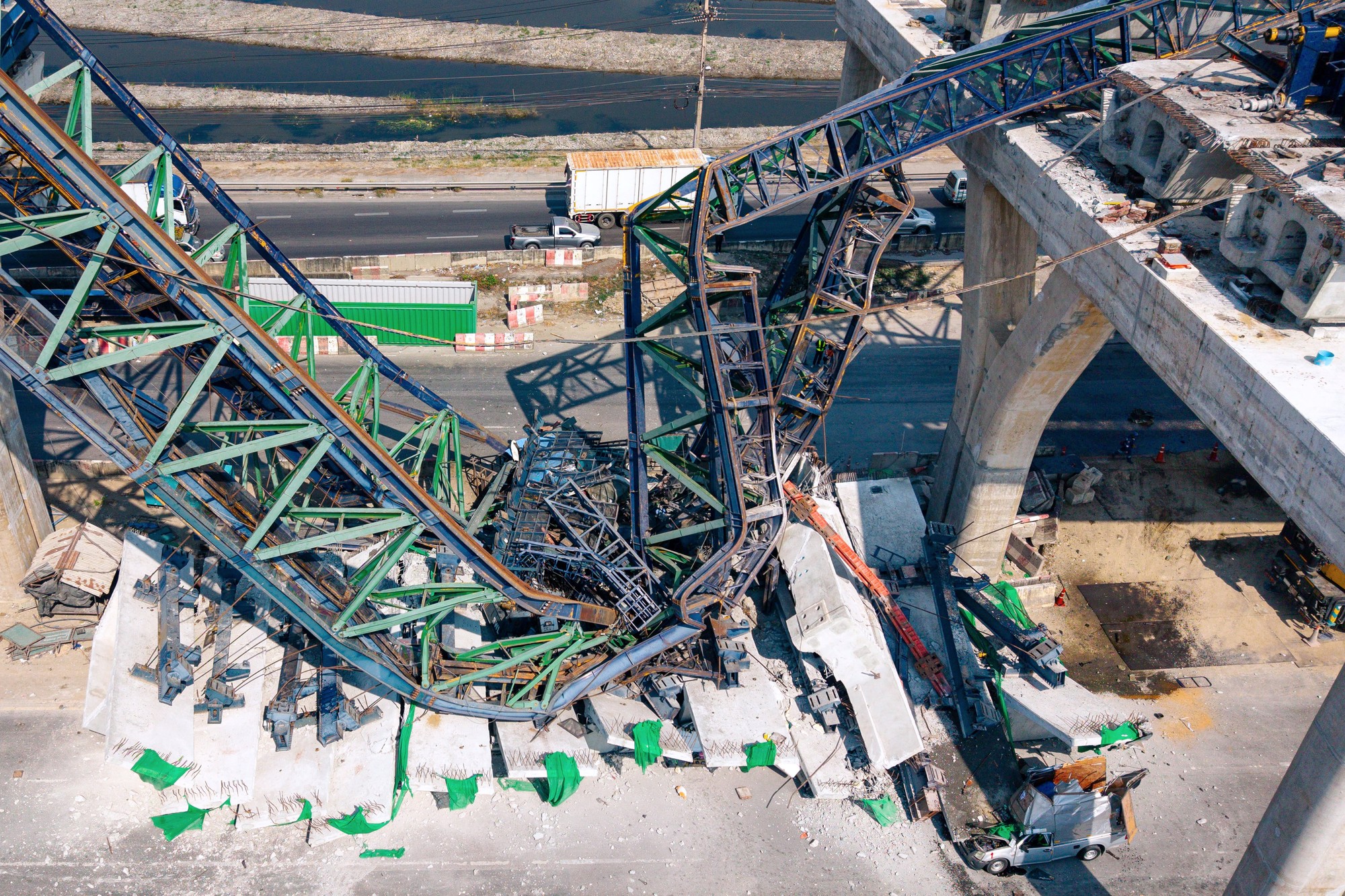 Na stavenisku v blízkosti thajskej metropoly Bangkok sa zrútil žeriav.