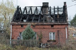 Tragiczny pożar domu w Jesionej. Jedna z wersji zakłada podpalenie