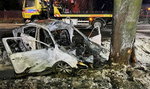 Koszmarny wypadek w Wielkopolsce. Samochód uderzył w drzewo i stanął w płomieniach. W środku był 18-latek