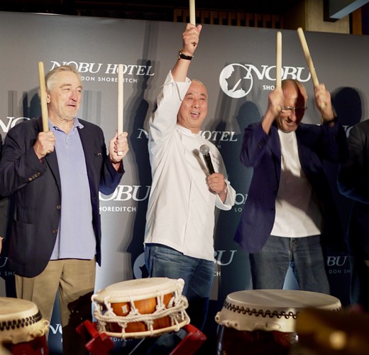 Robert De Niro, Nobu Matsuhisa i Meir Teper otworzą wyjątkowy hotel i słynną Restaurację Nobu w Warszawie. Jedyny Hotel Nobu w naszej części Europy zastąpi dotychczasowy Hotel Rialto, który jest właśnie rozbudowywany. Doskonale wpisze się on w otoczenie, odzwierciedlając zmieniającą się architekturę Warszawy. Będzie to pierwszy na rynku hotel lifestylowy, a jego istotny element to nowa część powstająca przy ulicy Wilczej, zaprojektowana przez uznaną polską pracownię Medusa Group. Ci sami architekci wraz z kalifornijskim studiem PCH, tworzą projekt wnętrz hotelu.