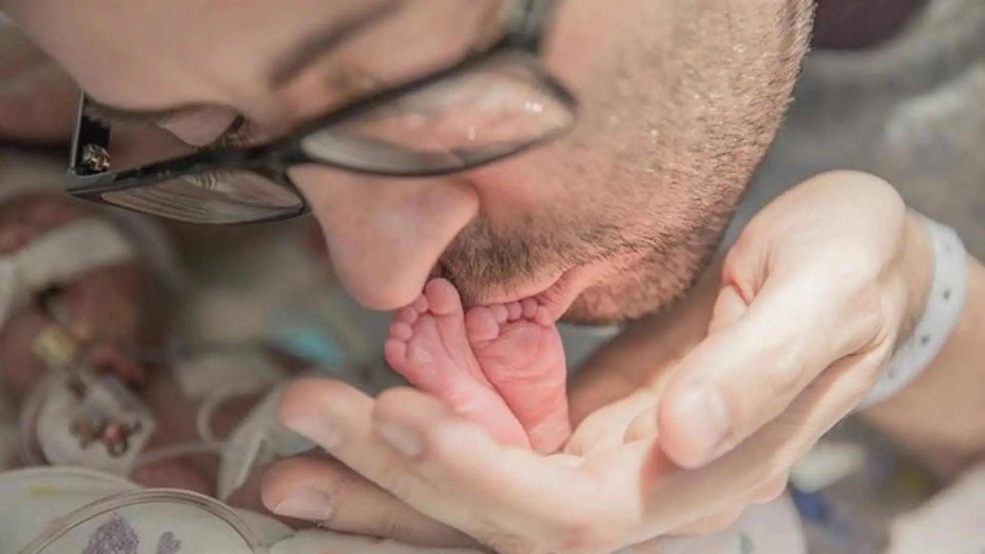 Wideo, które łamie serce: ojciec odchodzącemu noworodkowi śpiewa wzruszającą piosenkę