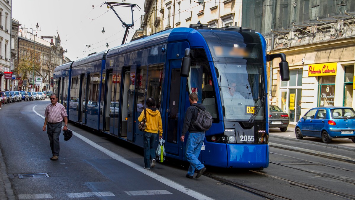 Miejskie Przedsiębiorstwo Komunikacyjne w Krakowie (MPK) podpisało umowę z Centrum Unijnych Projektów Transportowych na dofinansowanie ze środków unijnych zakupu 36 niskopodłogowych tramwajów. Pojazdy dostarczy w przyszłym roku bydgoska PESA.