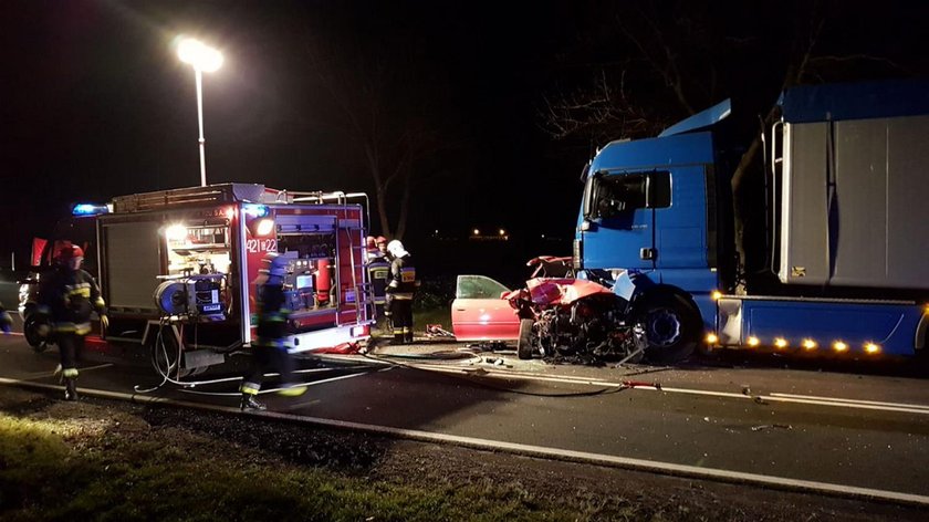 Makabryczny wypadek pod Człuchowem. Nie żyją trzy osoby, dwie są ranne